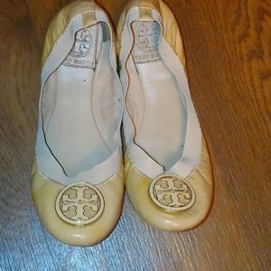 TORY BURCH CAMEL TAN 6.5 M LOGO BALLET FLAT SHOES